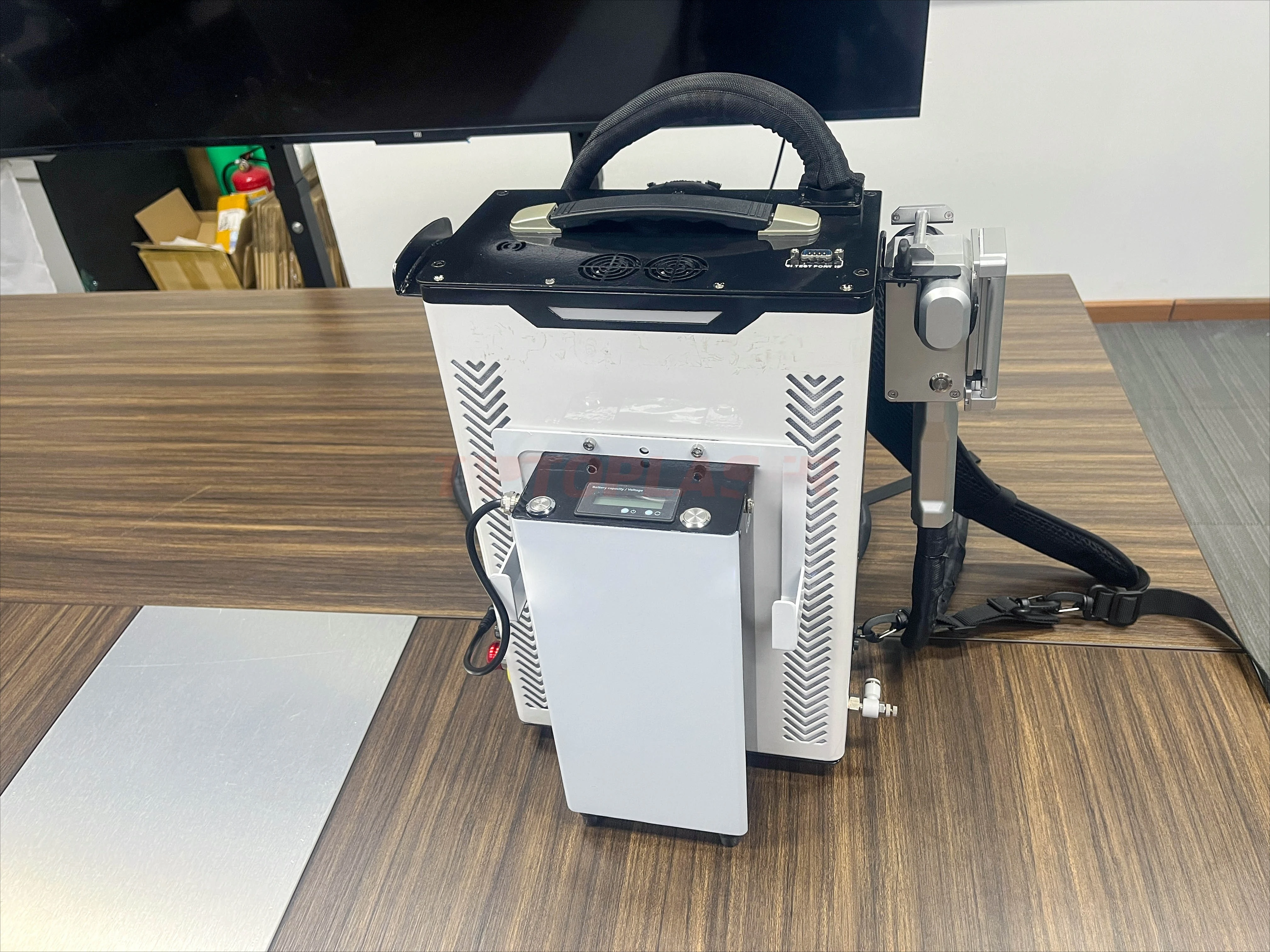 Handheld 300 Watt Pulse Backpack Fiber Cleaning Machine Removes Rust and Paint From Wood Effective Rust Cleaning