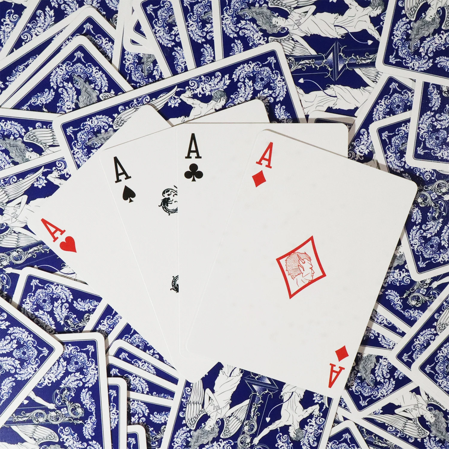 أوراق اللعب، مؤشر قياسي لحجم البوكر، أسطح البطاقات (أزرق أو أحمر)، لبلاك جاك، أوكري، لعبة بطاقات كاناستا، درجة الكازينو #4