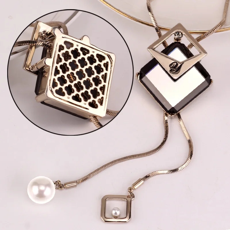 

A simple and elegant geometric tassel long necklace sweater chain for women