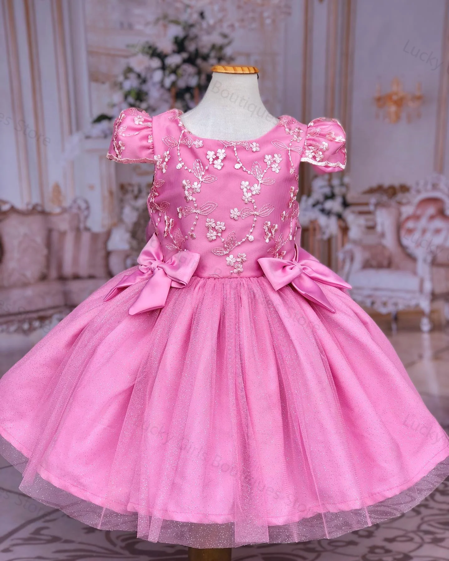 Robe de demoiselle d'honneur en satin rose, appliques de paillettes, boule de paillettes, quel que soit l'anniversaire des enfants, quels que soient les nœuds, petite fille, reconstitution historique à plusieurs niveaux