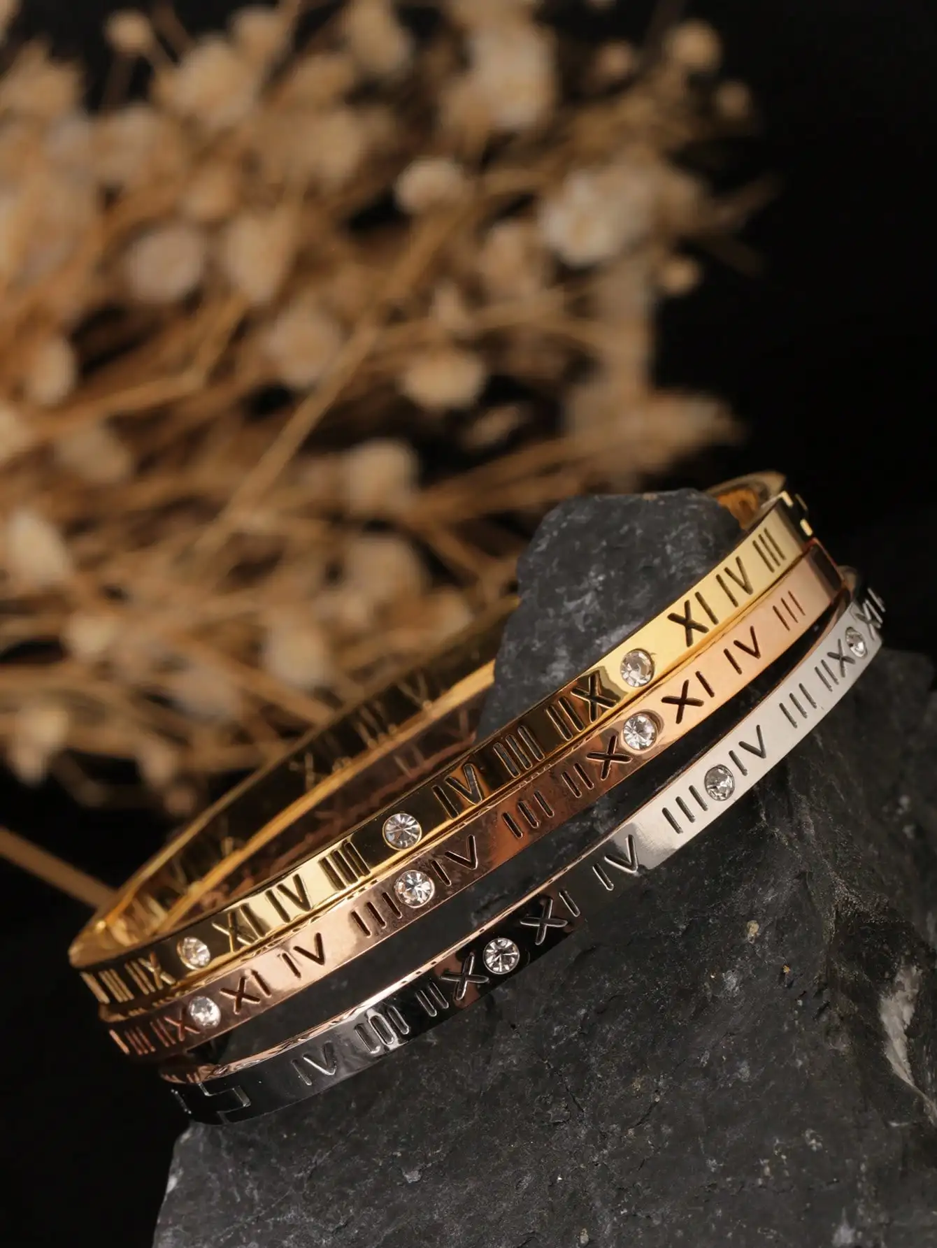 Pulseira de Aço Inoxidável com Números Romanos e Detalhes em Cristal, Joias Minimalistas em Tons Dourado, Ouro Rosê e Prata