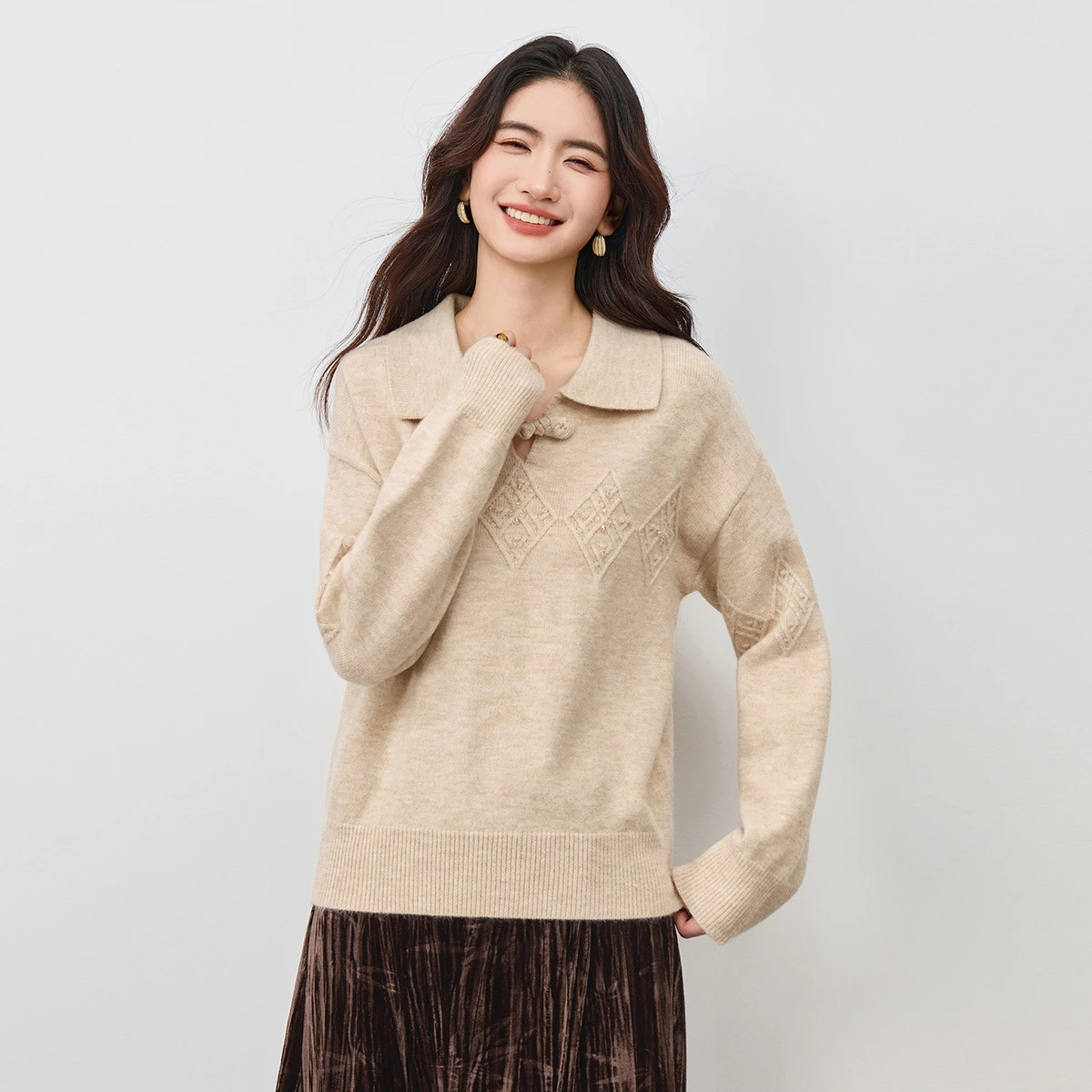 

SENUBILA Women's Knitted Sweater Chinese Style Autumn 2025 Beaded Quilted Pattern Pullovers Polo Neck Long Sleeve Top W54EH3950