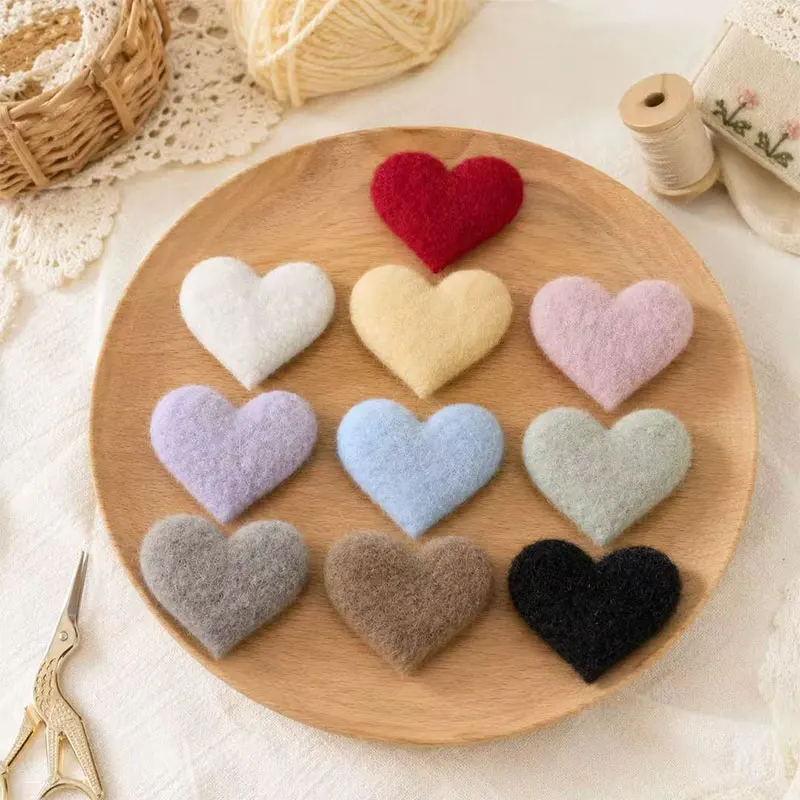 100 Stück Gekräuselte Filz-Herz-Applikationen 3,3x3,5cm Haarspangen-Zubehör für Stofftaschen, Hüte, Socken-Dekorationen – Detail 1