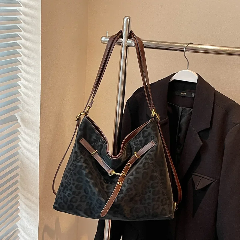 حقيبة ظهر ريترو عصرية لعام 2025 - حقيبة نسائية من البولي يوريثان عالية الجودة، سعة كبيرة للتنقل، نمط كتف/تحت الإبط قابل للتحويل