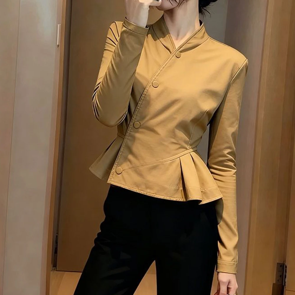 Khaki short coat for women in autumn 2026, small man, fashionable, high-end sense, very good-looking waist top