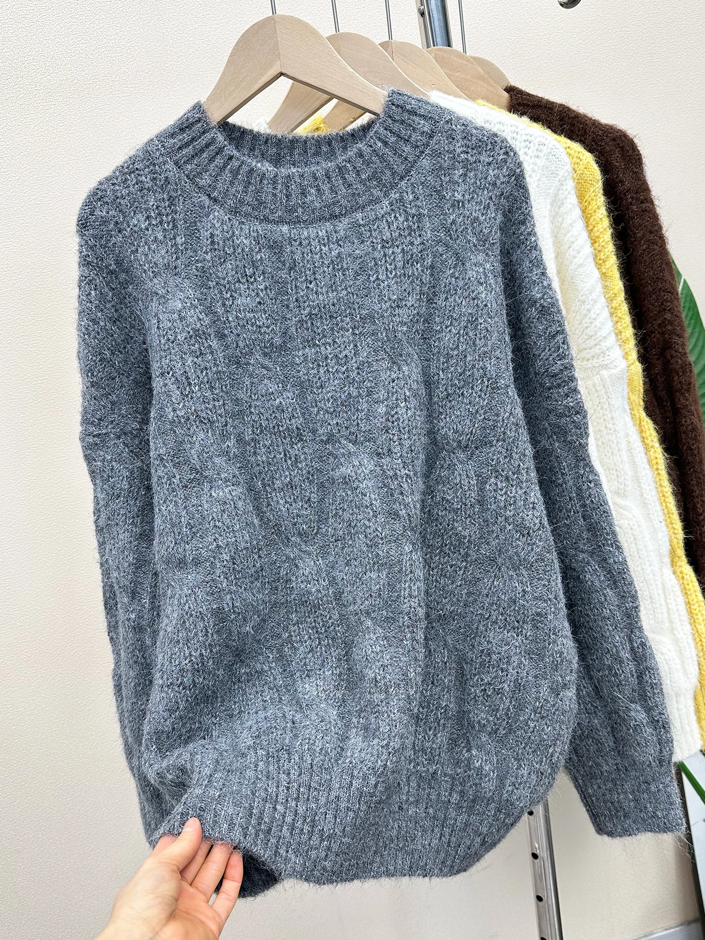 เสื้อสเวตเตอร์ถักทรงหลวมสำหรับผู้หญิง ฤดูหนาว อุ่นสบาย คอกลม แบบสวม ถักลายบิด นุ่มสบาย แขนยาว