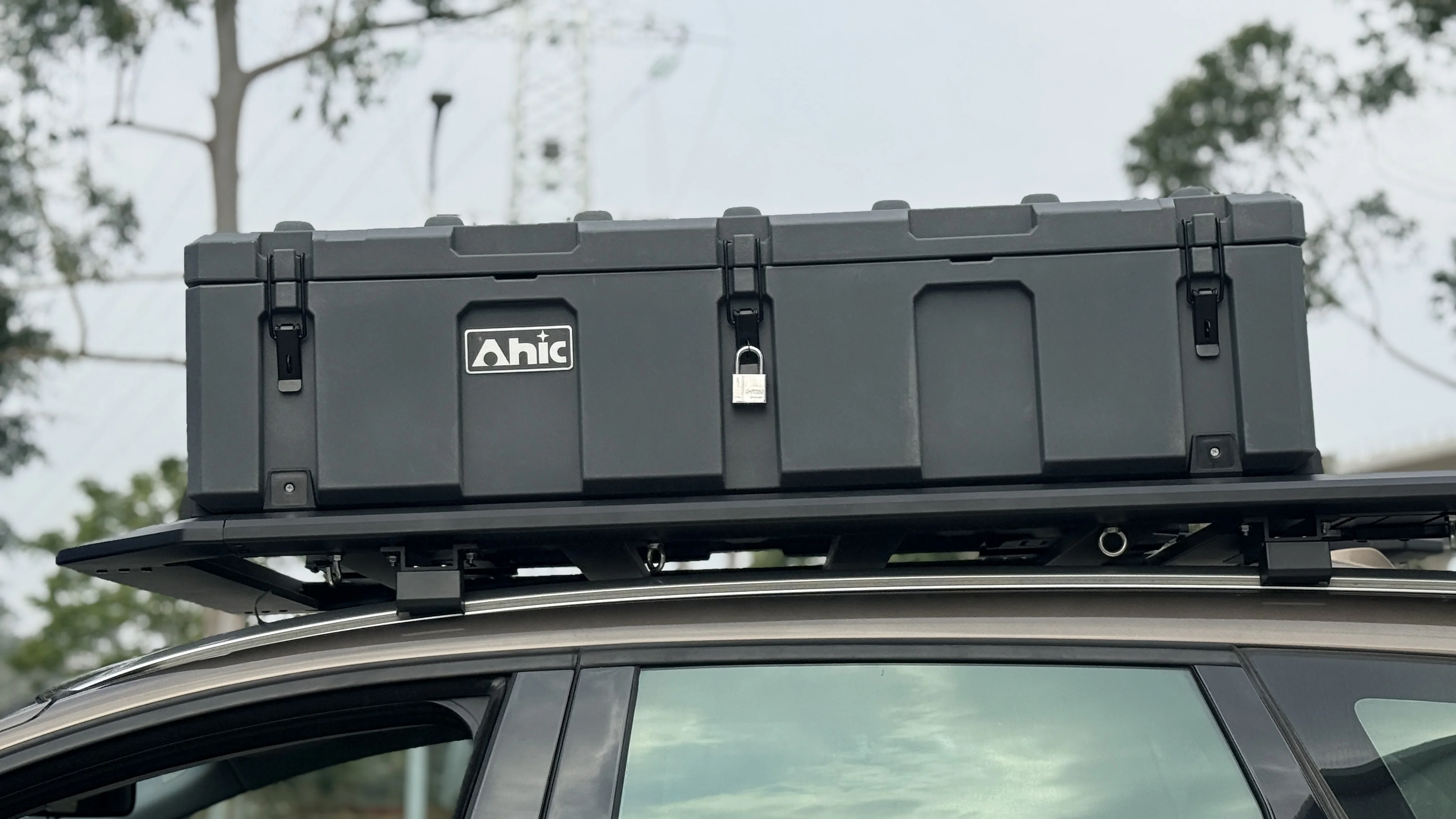 2026 4X4 Accessories Portable Plastic 110L Car Roof Top Box Rotomold Tool Rugged Case XXL Roof Rack Cargo Storage Boxes