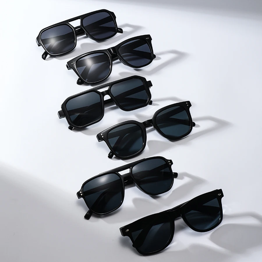 6 Paar schwarze modische Brillen im Set, geeignet für modische Streetstyle-Fotografie und als Accessoires für den täglichen Arbeitsweg.