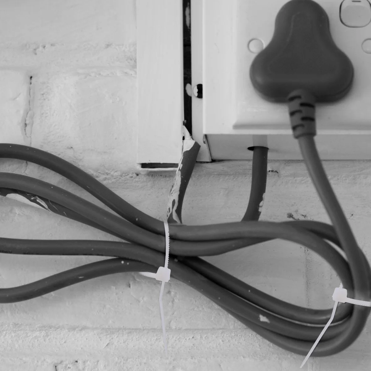 

White Wire Tie Base Holders Strong Adhesion Anti Aging Uv Resistant Cable Organizer for Indoor Outdoor Multi Purpose Zip