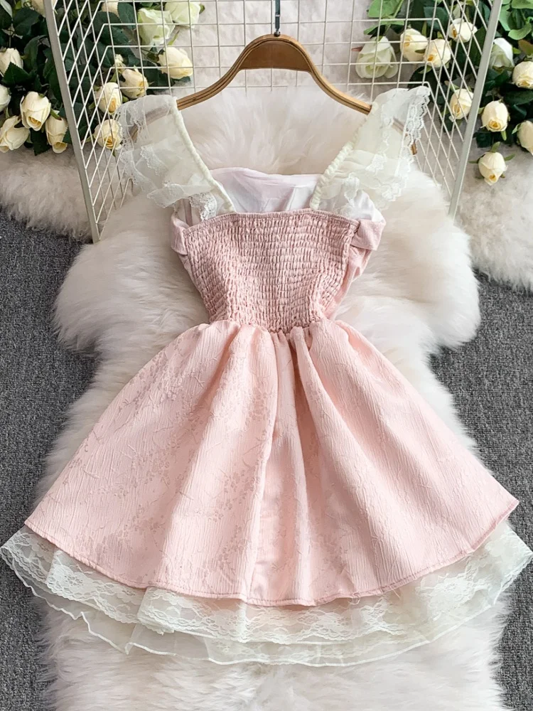 فستان نسائي صيفي بياقة مربعة وأكمام طائرة مع ربطة فراشية وردية، تنورة قصيرة على شكل حرف A مع تزيين بالدانتيل على الخصر، بأسلو...