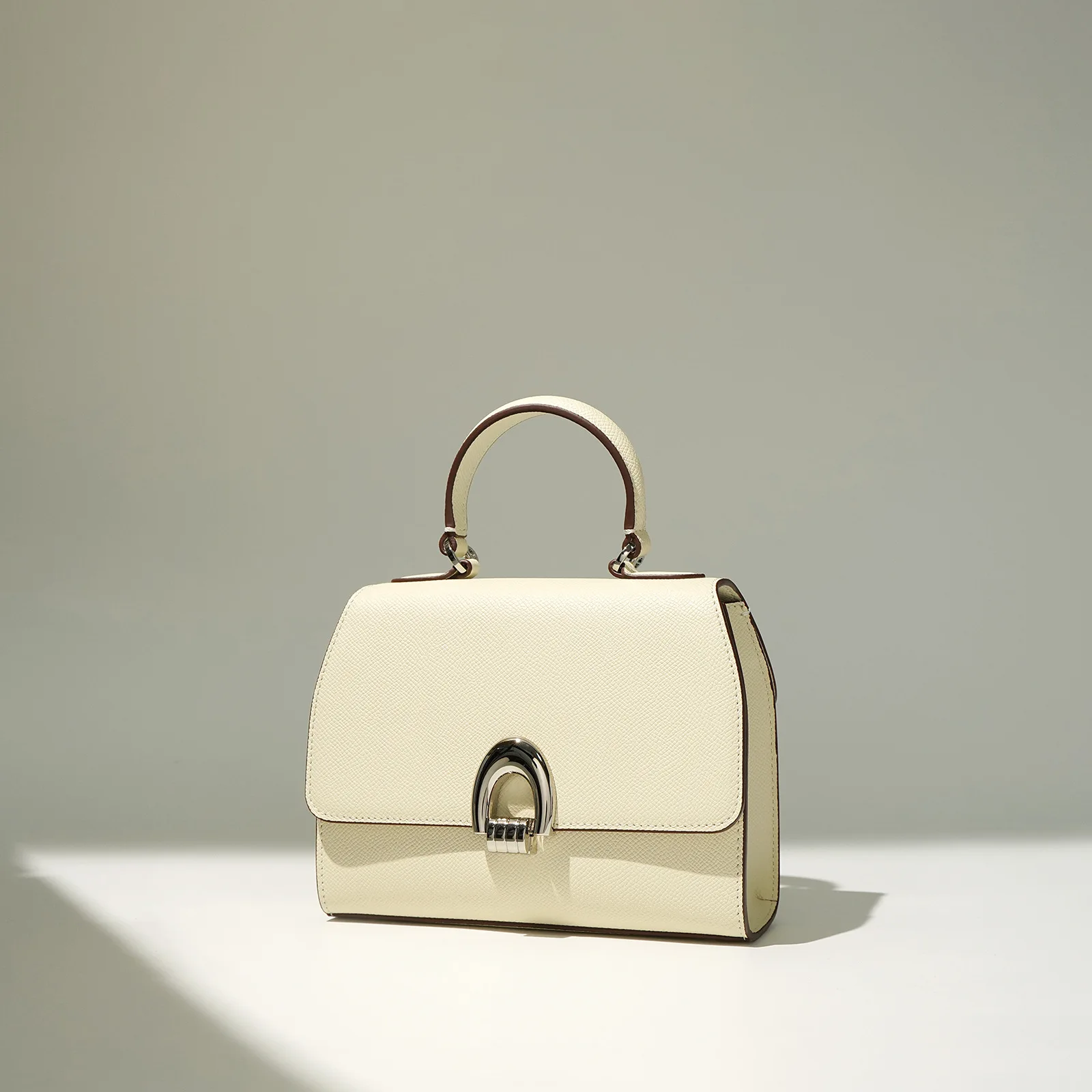 

Современная сумка для подгузников: модные цвета и узоры, соответствующие актуальным модным тенденциям. Родителям будет стильно носить с собой детские принадлежности.