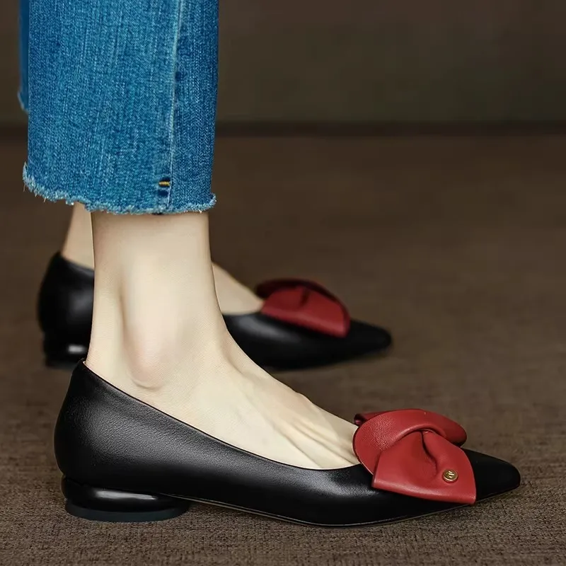 

Женские туфли-балетки: новые черные туфли с острым носком и бантом, удобные для деловых встреч и повседневной носки