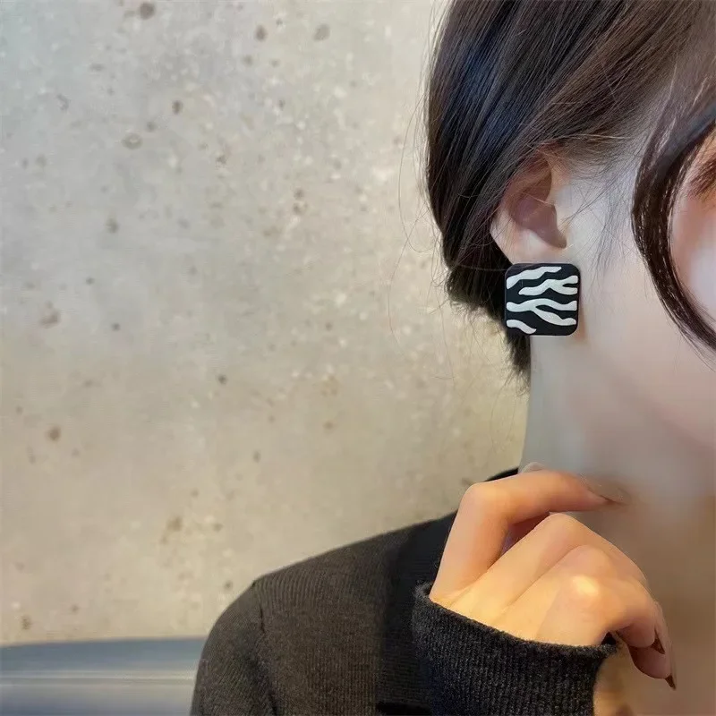 هندسية ساحة وأقراط للنساء ، أبيض وأسود شريط ، 925 الفضة إبرة ، العصرية ، بسيطة ، مزاجه ، جديد