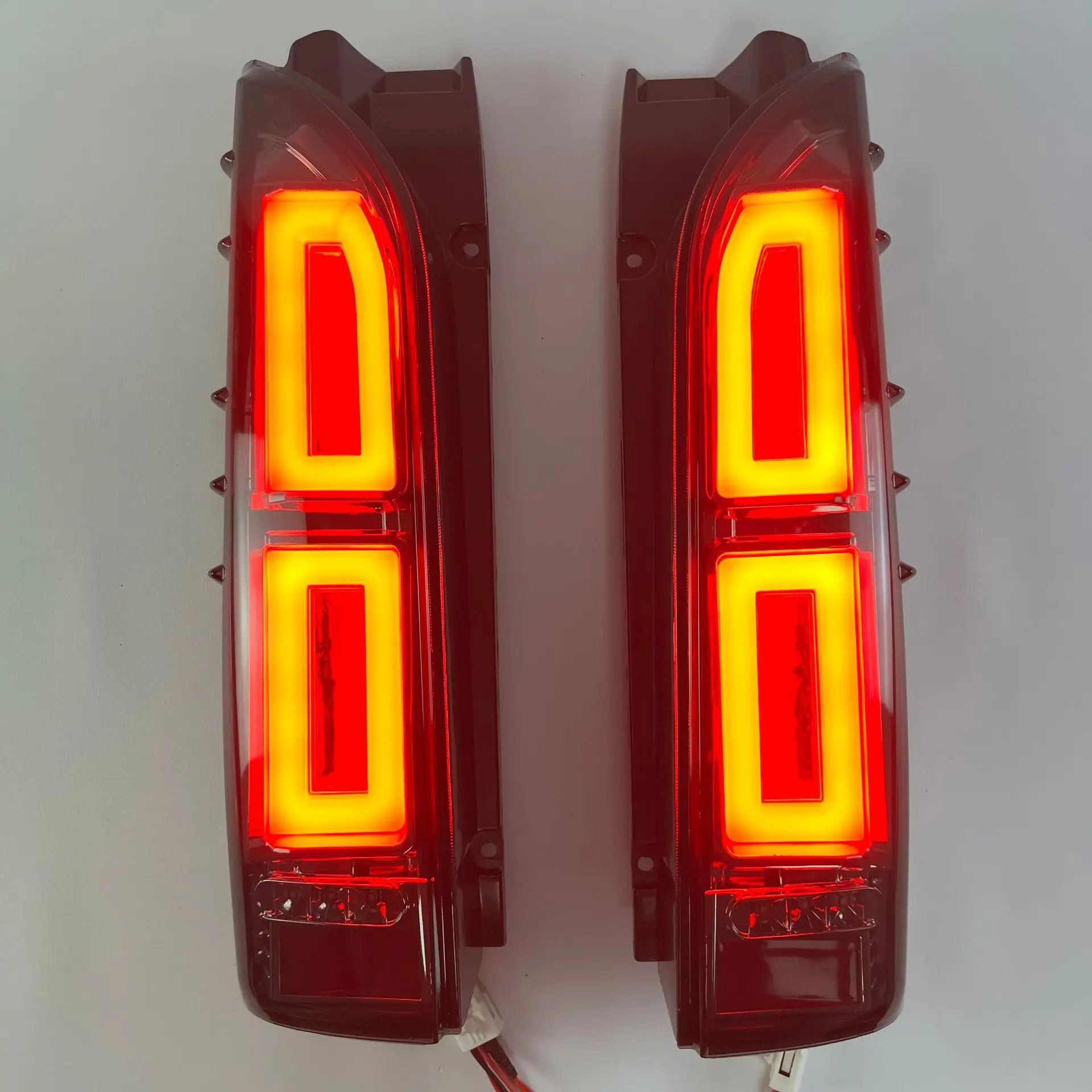 

Suitable for Toyota 05-18 Hiace hiace200 series car LED tail light modified brake turn signal