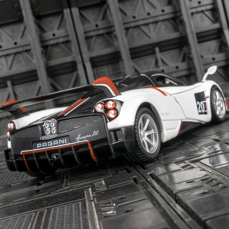 

Модель спортивного автомобиля Pagani Huayra BC из сплава металлов, масштаб 1:32, с открывающимися дверями, имитацией звука и света, и детализированным дизайном.
