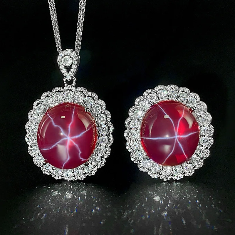 

Популярное ювелирное изделие: прозрачный, флуоресцентно-красный корунд в форме шестиконечной звезды, основной камень 18*20 мм.