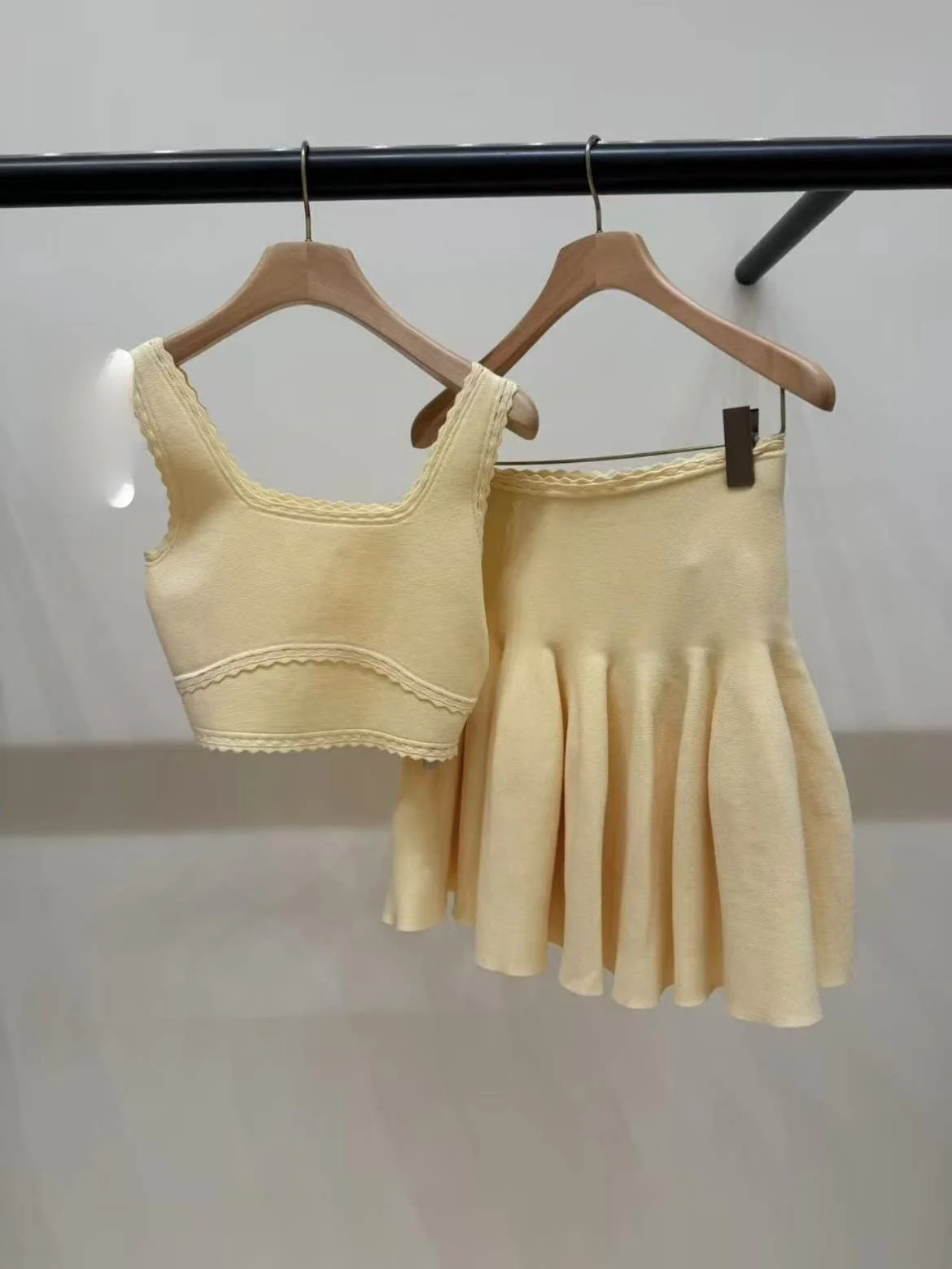 

Желтый вязаный комплект с кружевной отделкой: топ-халтер и юбка, модный женский костюм Heidd для весны и лета, комплект из двух предметов с подолом-воланом