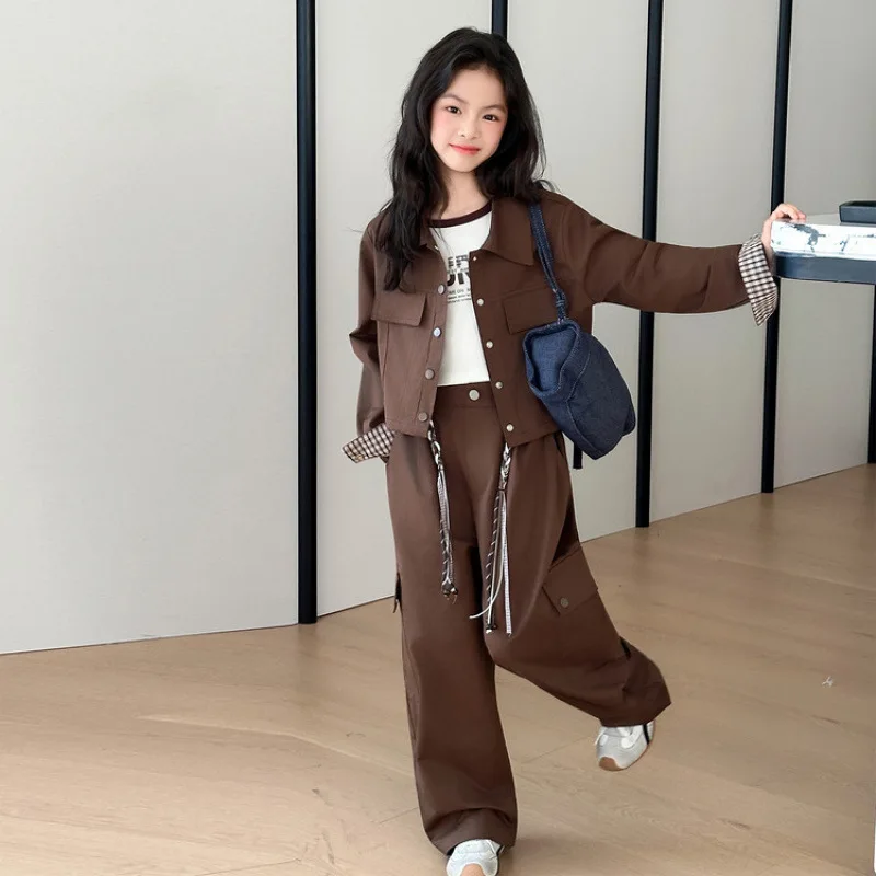 

Корейский детский комплект из 3 предметов для девочек, майка с круглым вырезом и принтом букв + клетчатое лоскутное пальто + свободные штаны-карго, детские комплекты для девочек