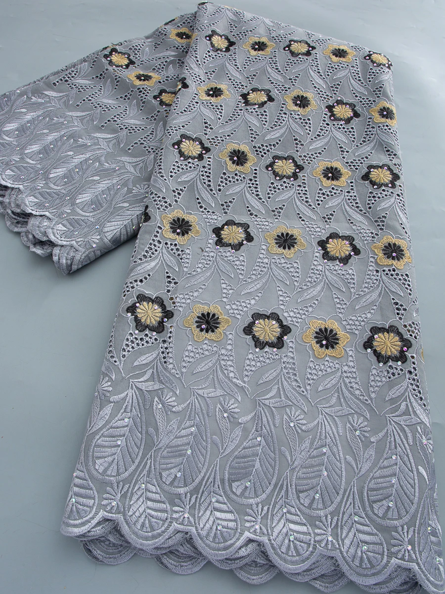 Eleganter grauer, floral bestickter Baumwollspitzenstoff – Schweizer Voile-Spitze mit Pailletten für afrikanische Hochzeits- und Partykleider