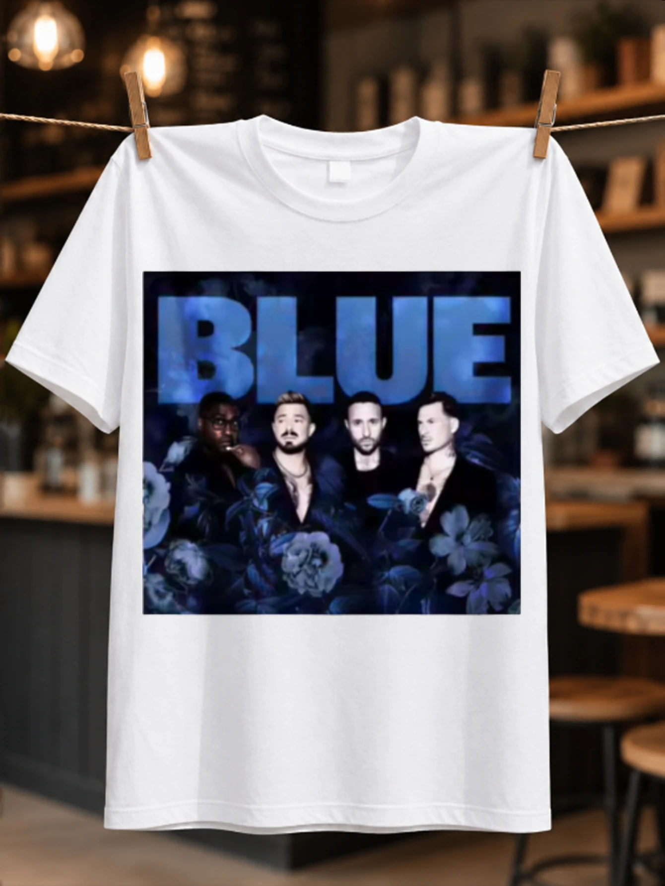 T-shirt unisexe rétro style concert avec portrait du groupe Blue Band encadré de fleurs bleu foncé, logo surdimensionné et ambiance sombre