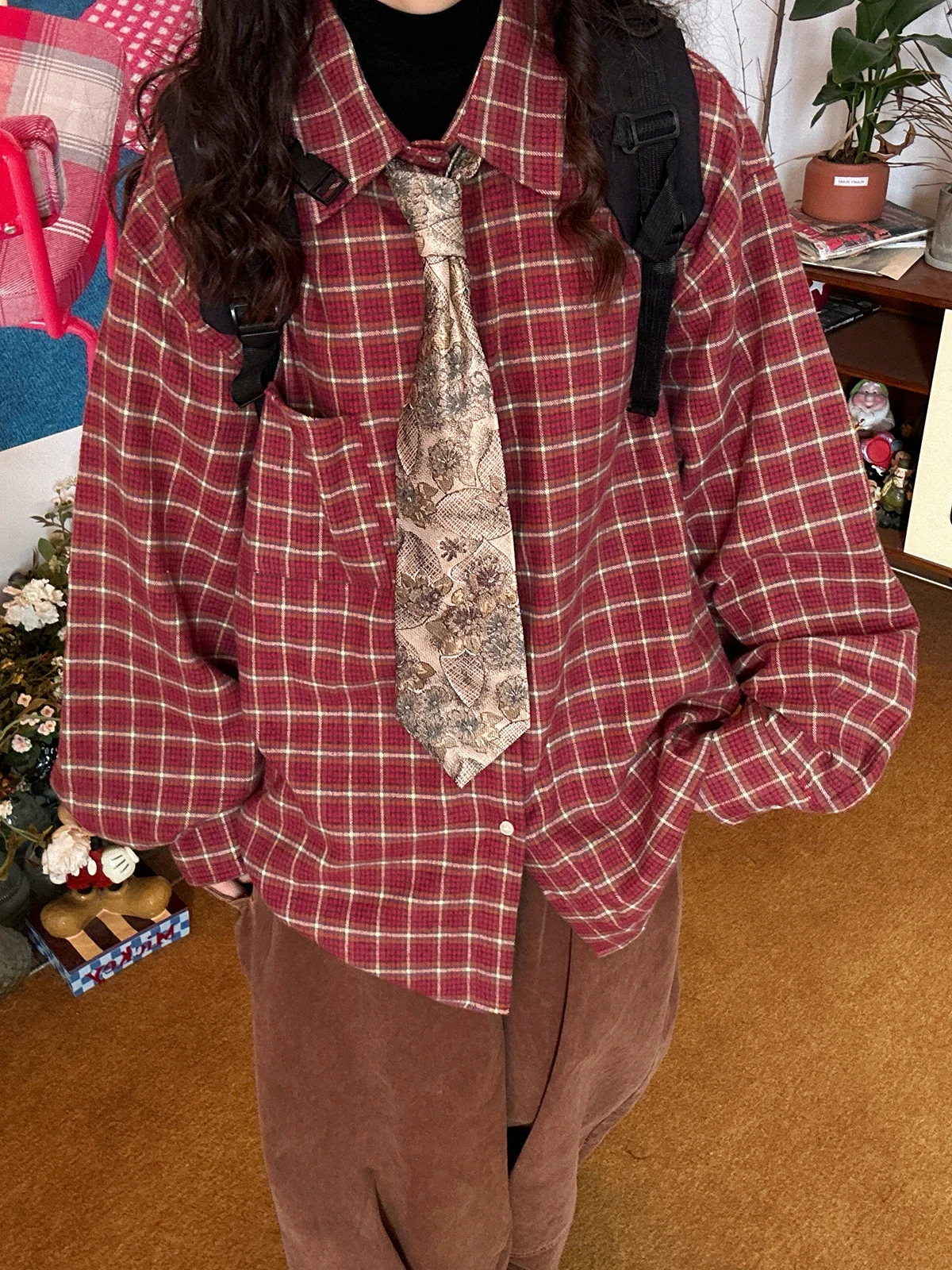 

Ретро-американская клетчатая рубашка для женщин, новинка весенней коллекции, свободный повседневный топ с длинными рукавами, дышащий, удобный, приятный для кожи, с подплечниками.