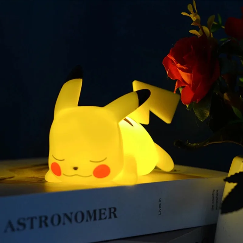 Pokemon Pikachu Night Light น่ารักอะนิเมะ Soft Light ห้องนอนไฟ LED ข้างเตียงตกแต่งห้อง Kawaii น่ารักวันหยุดของขวัญ