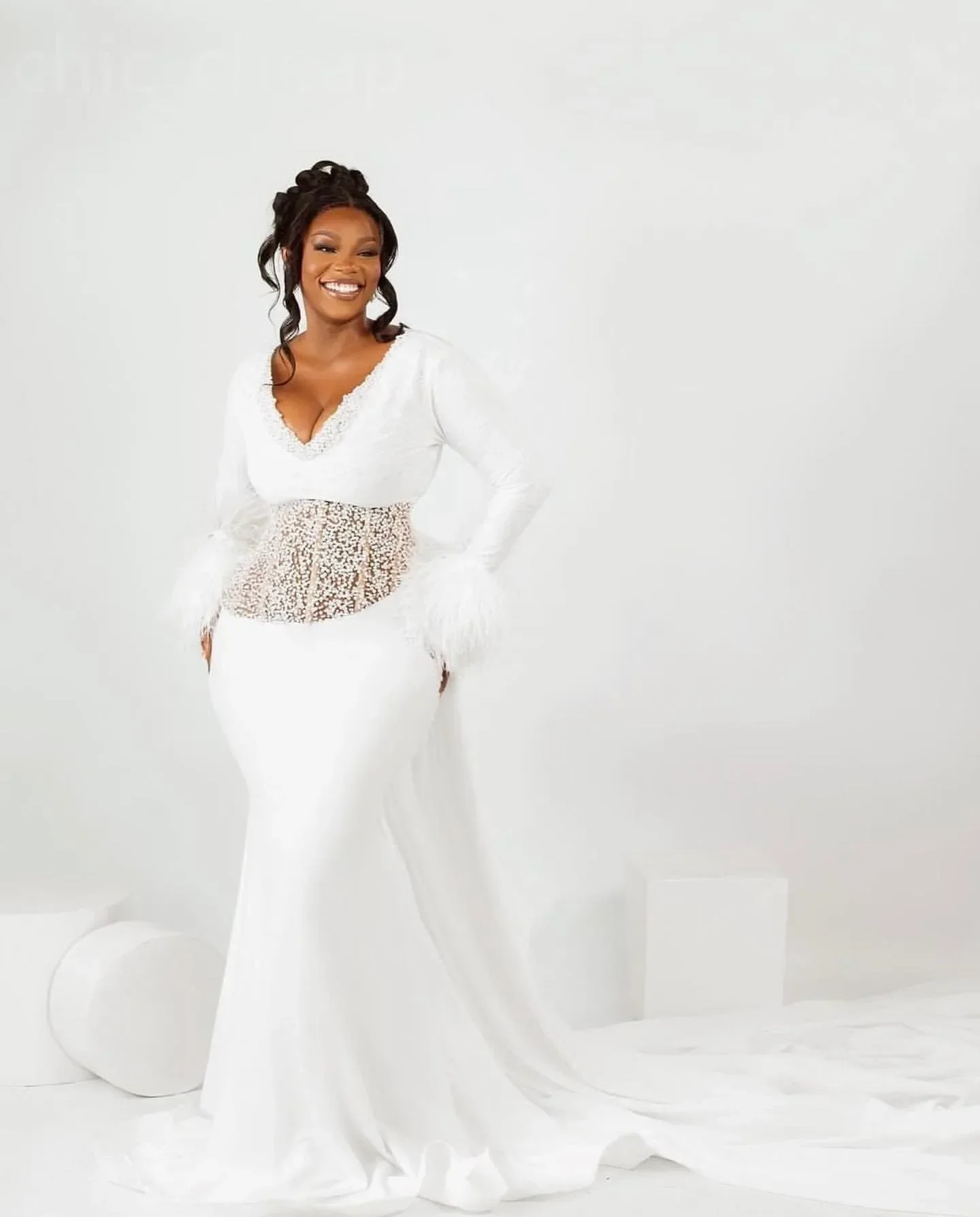 Suknia ślubna z długim rękawem, dekoltem w serek, zdobiona błyszczącymi koralikami, w stylu vintage, syrenka, arabska Aso Ebi, z prześwitującymi cekinami.