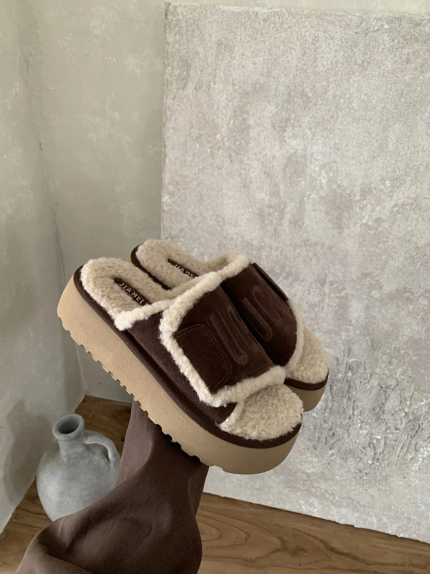 Women's Thick Bottom Slip-On Slippers Indoor Outdoor Wear Winter New Style Embroidered Anti-Slip Home Cotton Slippers Waterproof