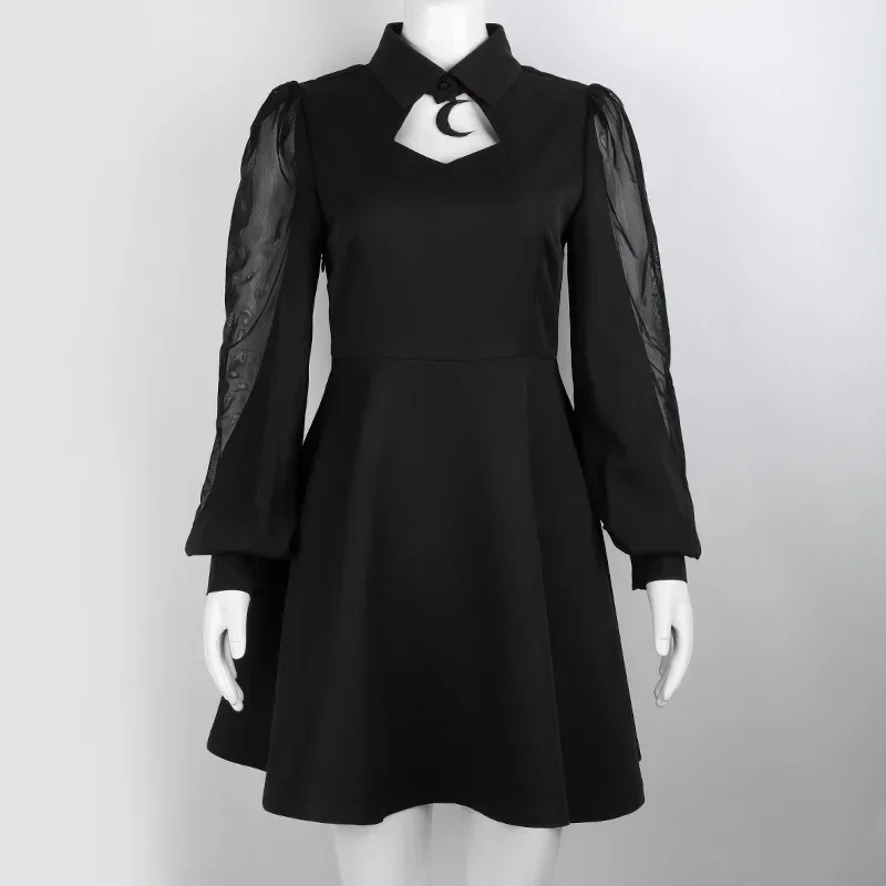 فستان نسائي أسود عتيق على الطراز القوطي بأكمام شبكية مرقع وخصر عالٍ على شكل حرف A مع تفاصيل قلادة على شكل قمر