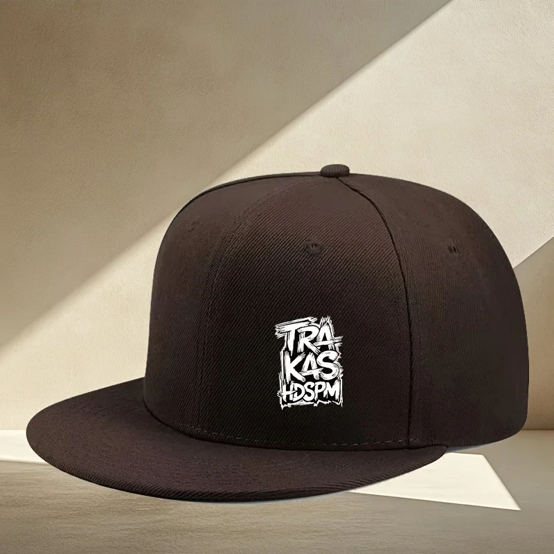 Une casquette de baseball neutre au design urbain, avec un ajustement réglable et une technique de tissage, qui encapsule un style hip-hop minimaliste.