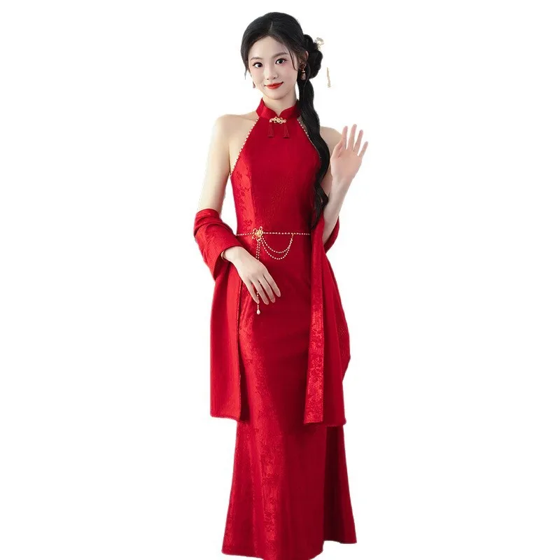 A new sleeveless light Chinese-style red cheongsam toasting shawl dress