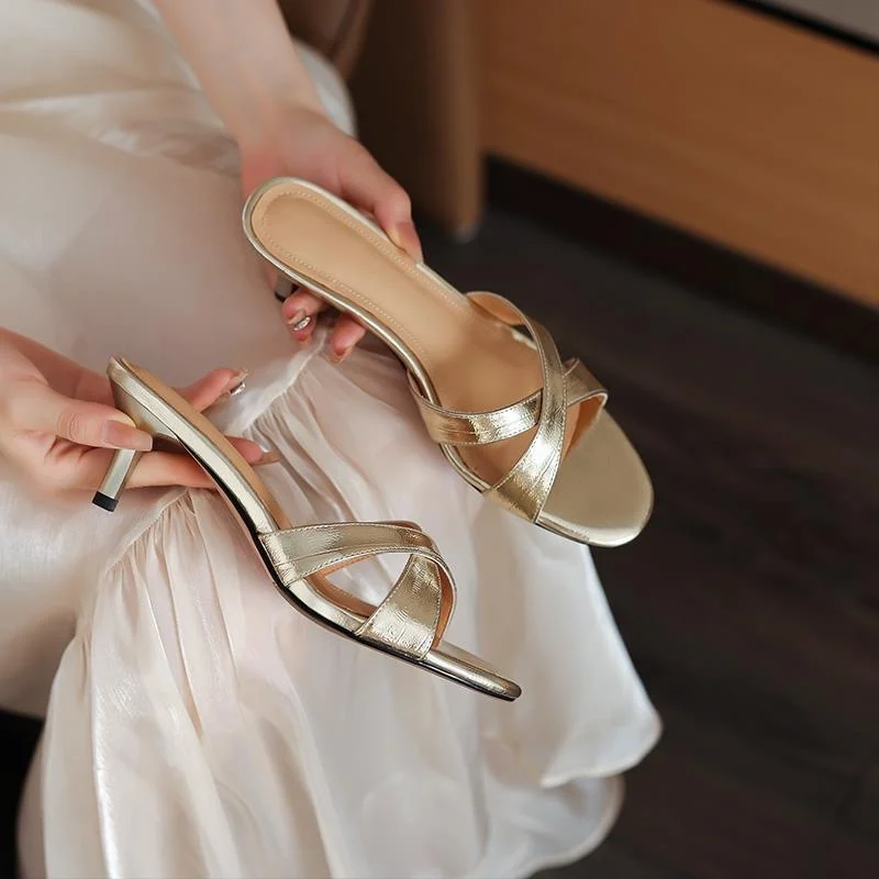 شباشب نسائية صيفية جديدة ذات نطاق ضيق وموجز شباشب نسائية فاخرة على الموضة بكعب رفيع أحذية للحفلات البغال أحذية Zapatos Mujer