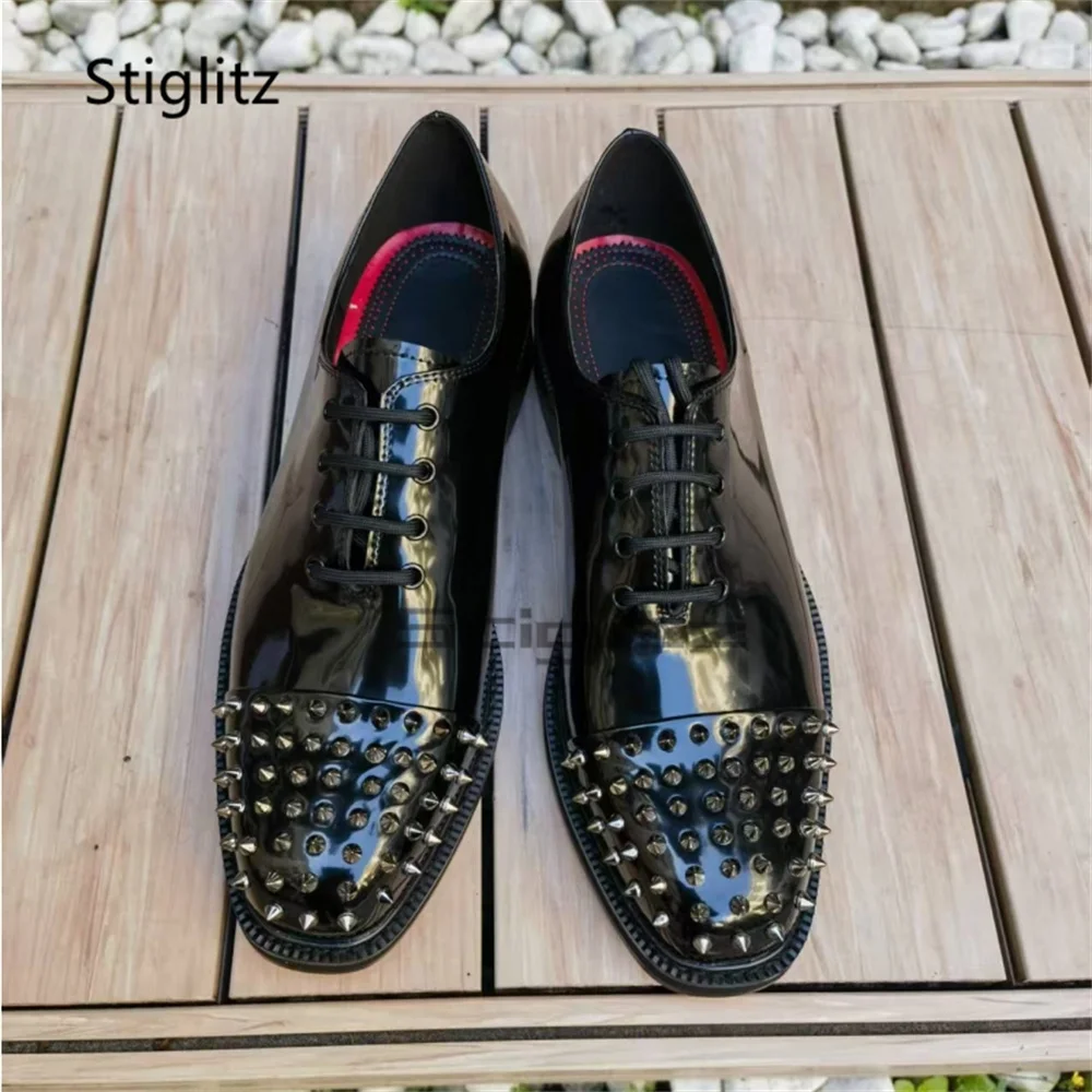 

Черные мужские туфли из лакированной кожи с заклепками, оксфорды на шнуровке с круглым носком и шипами, повседневная деловая официальная обувь ручной работы