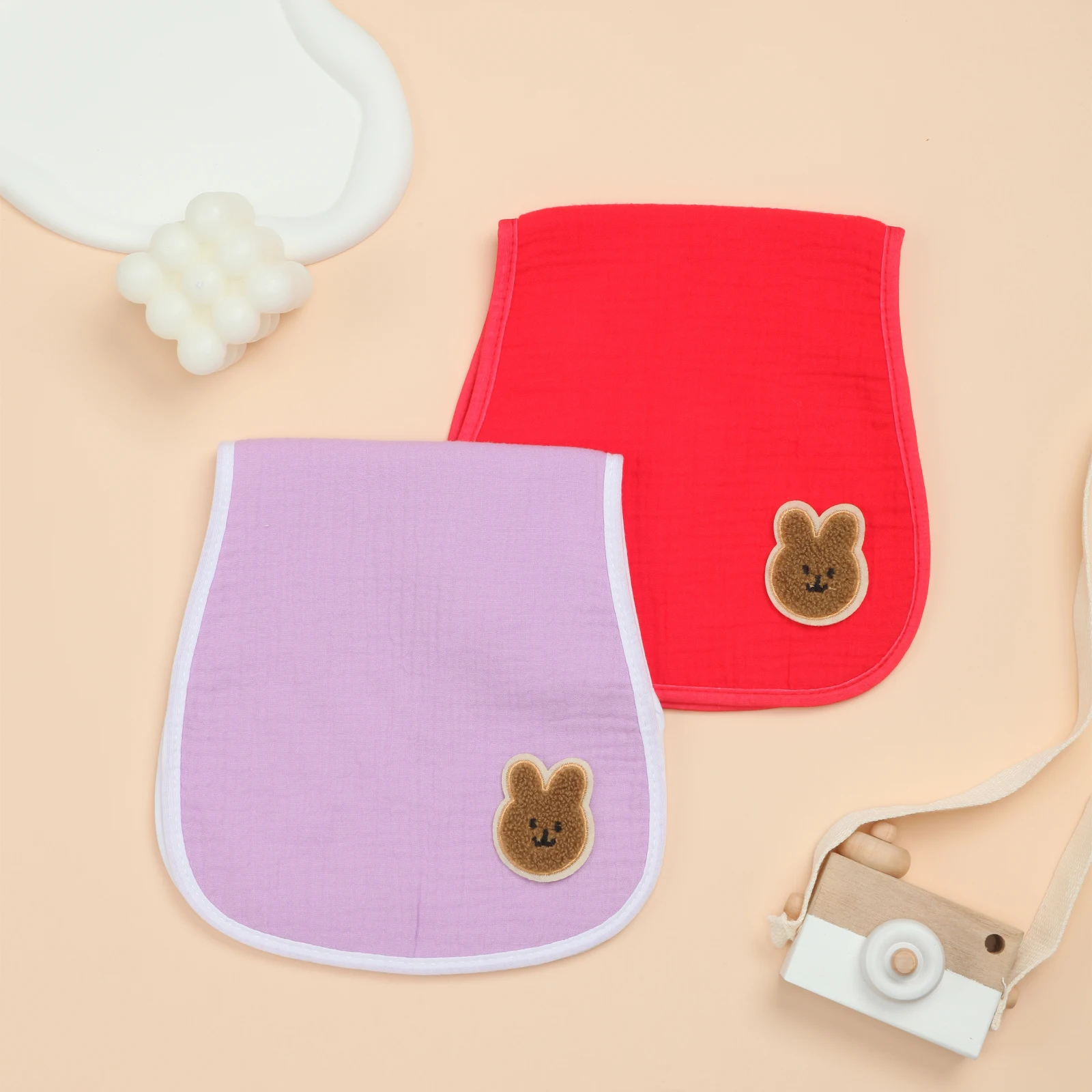 ملابس التجشؤ للفتيات الصغيرات - عبوة من قطعتين من قماش التجشؤ القطني فائقة الامتصاص، خرق ناعمة لحديثي الولادة (أحمر وأرجواني)