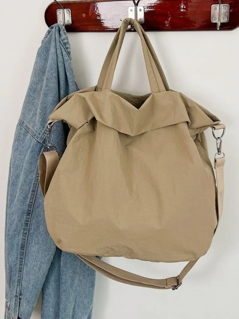 CEEKAY Mattschwarze, gekräuselte Nylon-Umhängetasche, übergroße, weiche Umhängetasche mit einfacher Überschlagöffnung, breiter, verstellbarer Stoffriemen, lässige Handtasche – Detail 32