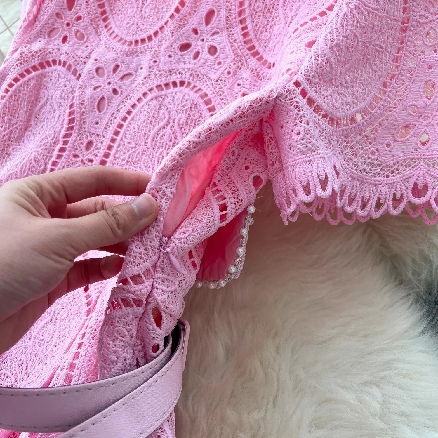 ฤดูร้อนผู้หญิงชุดลูกไม้เย็บปักถักร้อยดอกไม้คริสตัลประดับด้วยลูกปัดปุ่ม Midi ชุดราตรียาวหญิงสีชมพูรันเวย์ Vestidos