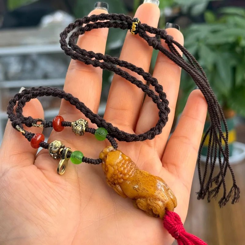 

Tibetan reflux bone carving brave pendant jumper chain Wenchuan Nanhong cinnabar accessories braided rope necklace