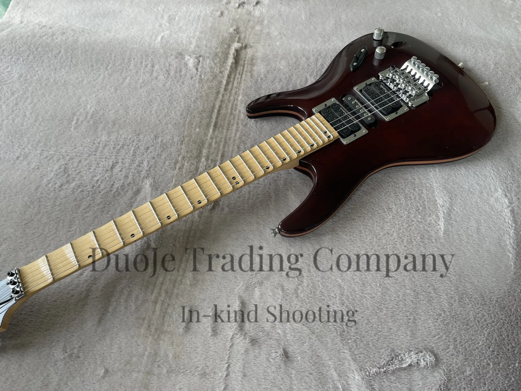 

Классическая коричневая гитара, гитара с тонким корпусом, бридж тремоло, корпус из массива дерева с верхней частью из пламенного клена, накладка с пазами, заводской заказ