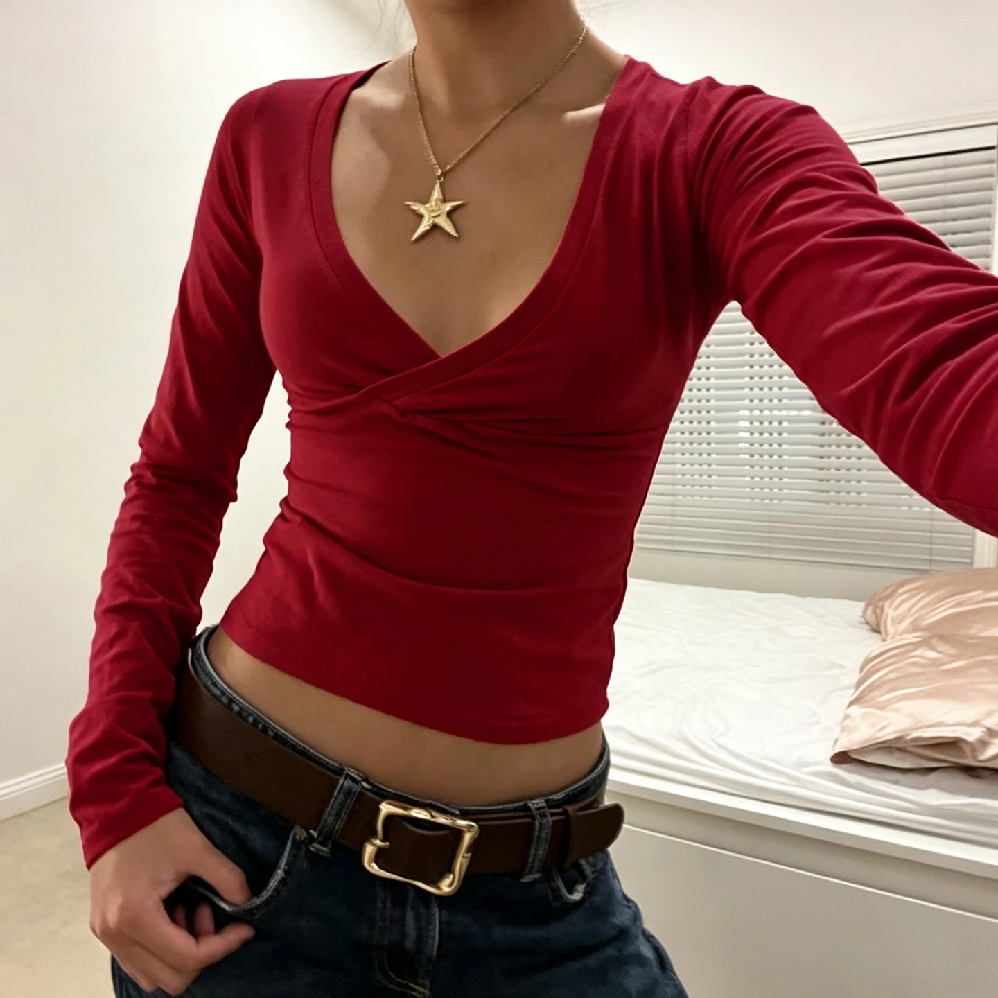 SUCHCUTE Damen Y2K Wickel-Oberteil mit V-Ausschnitt und langen Ärmeln, geraffter Brustbereich, vielseitig kombinierbar, schmal geschnitten, einfarbig, kurzes T-Shirt, Vintage-Streetwear, Basic-Oberteil. – Detail 17