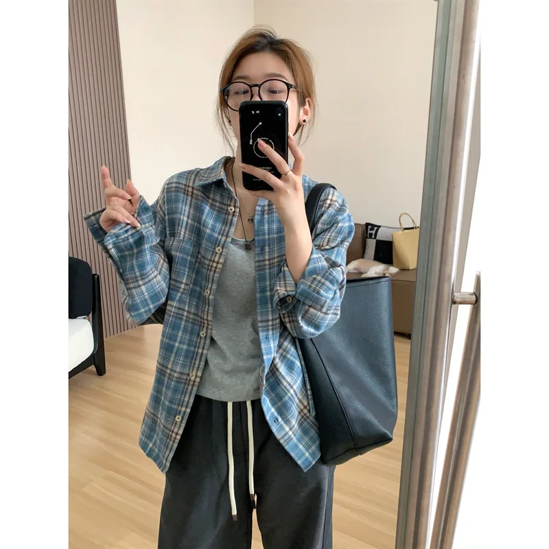 

Женская фланелевая куртка-рубашка в синюю клетку с начесом. Верхняя рубашка с длинными рукавами во французском винтажном стиле на 2022 год.