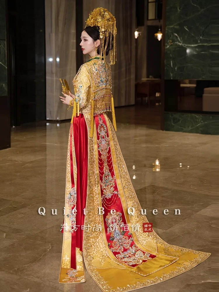 A new Chinese-style dragon and phoenix with golden tail red wedding dress