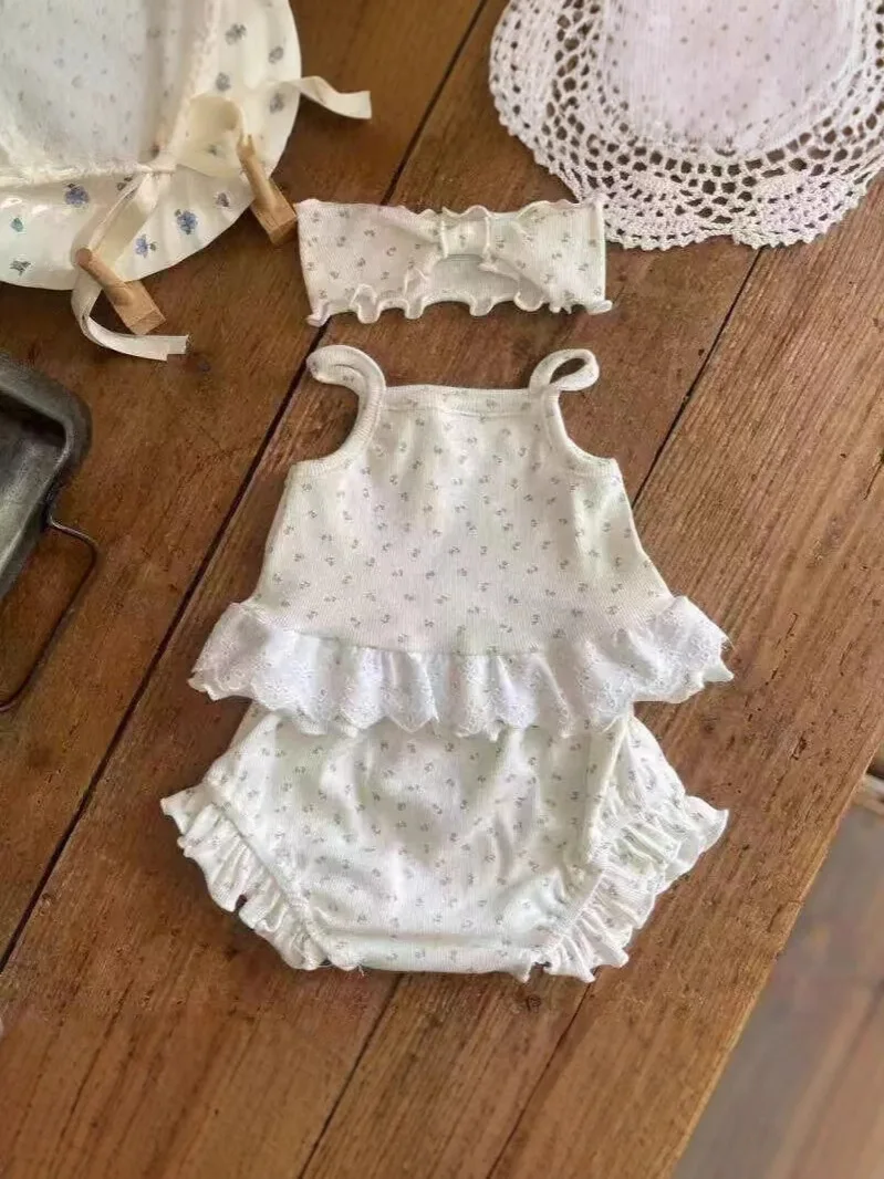 2025 sommer Neue Baby Ärmellose Kleidung Set Nettes Kind Mädchen Spitze Sling Weste + Shorts + Hut 3 stücke Anzug baby Süße Blumen Outfits