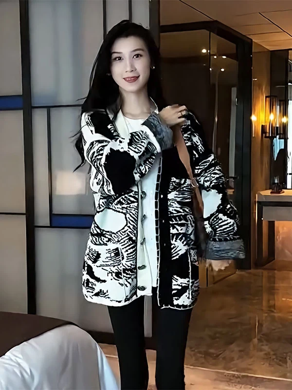 Fashionable High-End Knitted Sweater Winter Women's Design Vintage Ink Painting Jacket Loose Fit V-Neck Long Sleeve Mid-Length