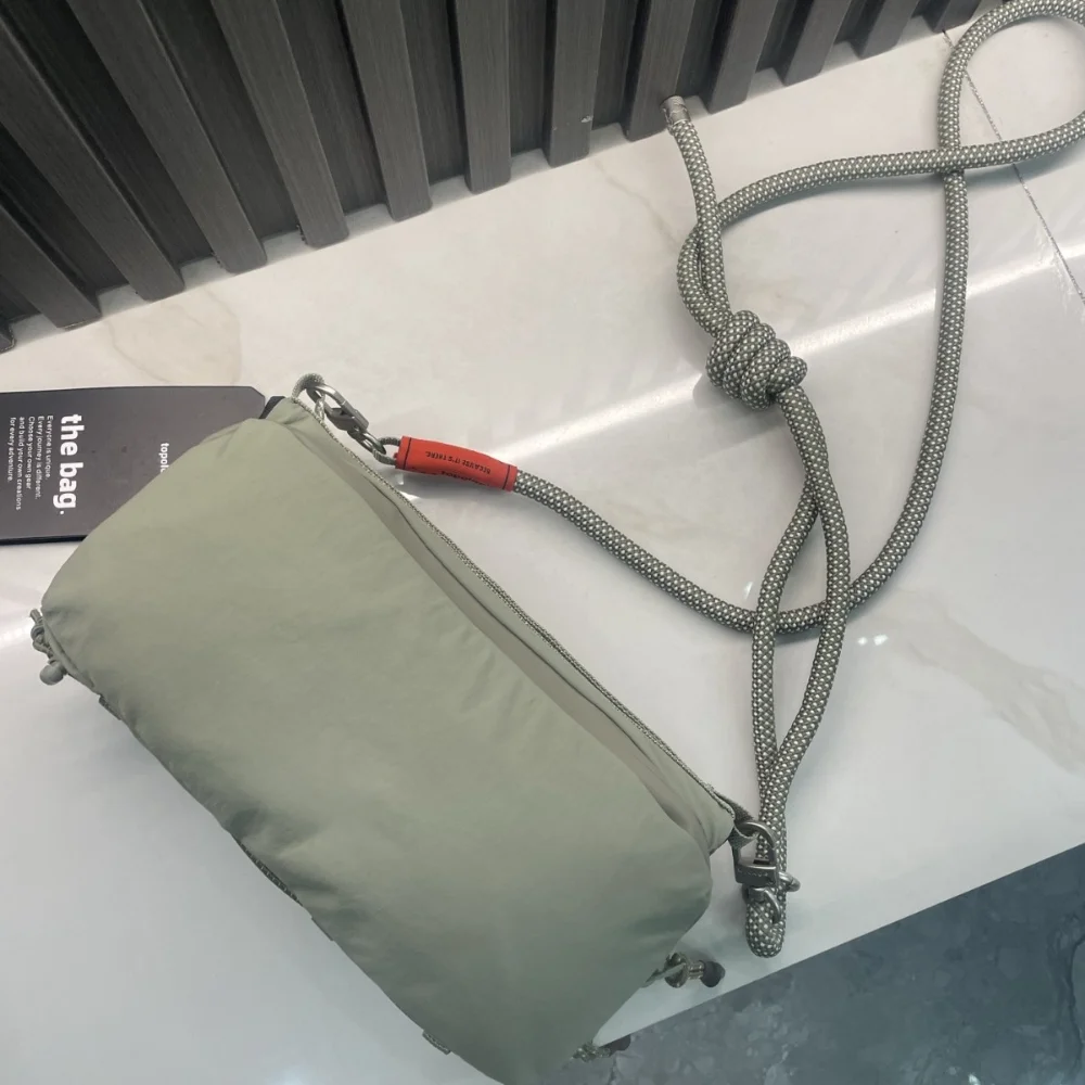 حقيبة زجاجات مياه محمولة للتنقل، حقيبة كتف صغيرة عصرية من مادة النايلون، حقيبة يد ناعمة للشباب البالغين