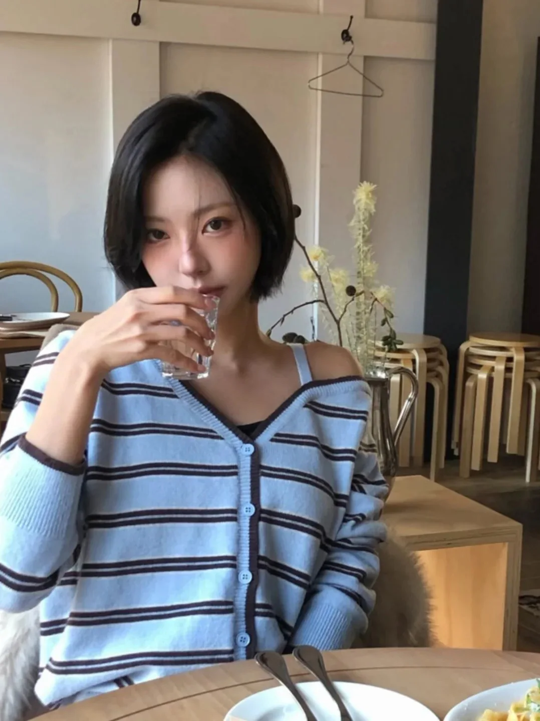 

Rolrola Zhao Meiyang Spring 2026 Shoulder-baring Striped Knitted Open Cardigan Loose Fit Long Sleeve Regular Length