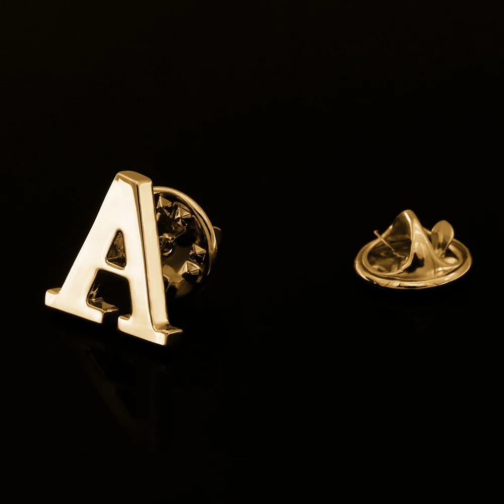 Quality Brass Initial A to Z 26 Letters Pin Golden Color Fashion English Symbol Design Men's Suit Collar Lapel Brooch Pin