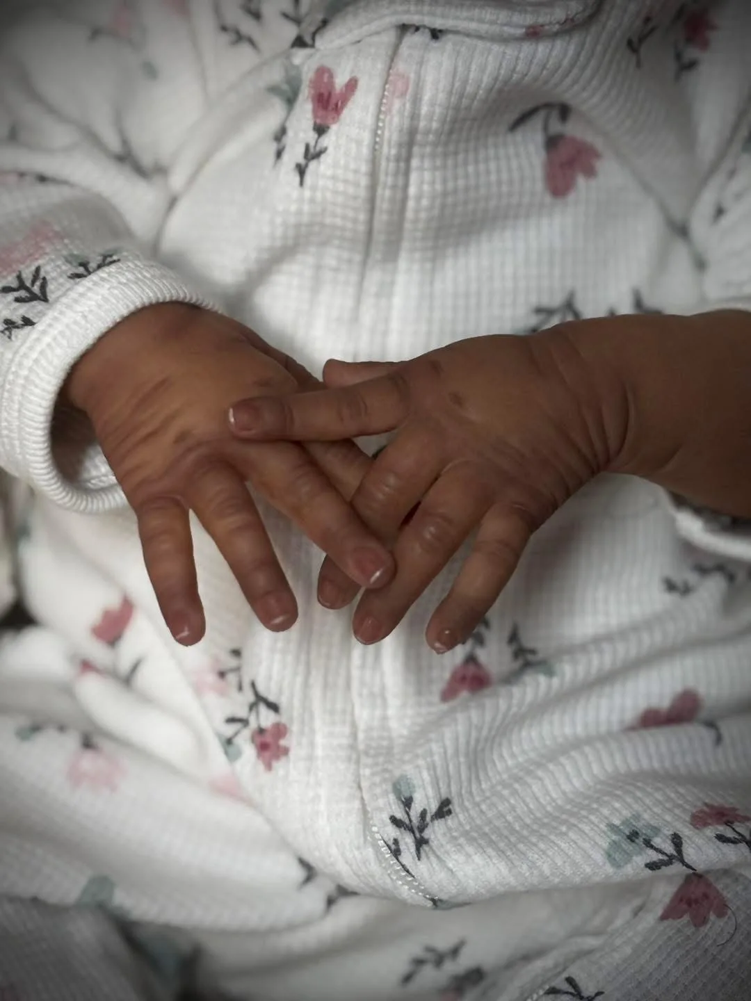 NPK 19인치 프림로즈 아웨이크 베이비돌 어두운 피부색 부드러운 천 몸체 실물 같은 리본 태아 여자아이 장난감 (유사한 의상 포함)