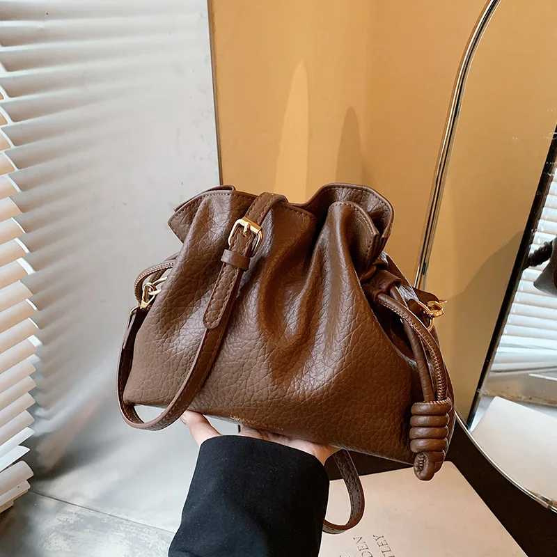 

Новинка 2023 года, женская винтажная сумка-мешок, шикарная сумка через плечо из гармарованной кожи, сумка через плечо большой вместимости для работы и свиданий ​