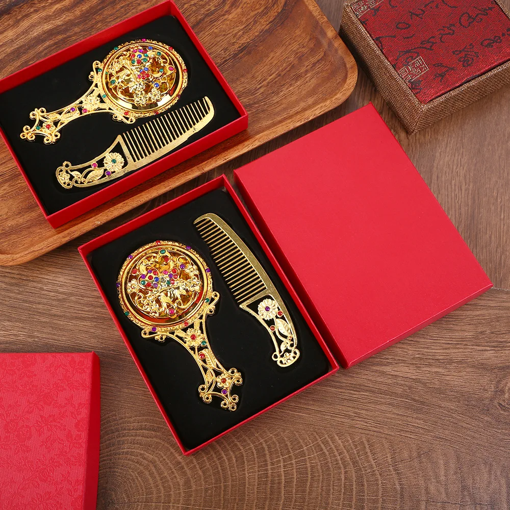 1 ชุดชุดหวีแต่งหน้าแบบพกพามือถือกระจกเครื่องสําอางโลหะผสมทอง Retro กระจกน่ารักกระเป๋าหวีกระจกชุด