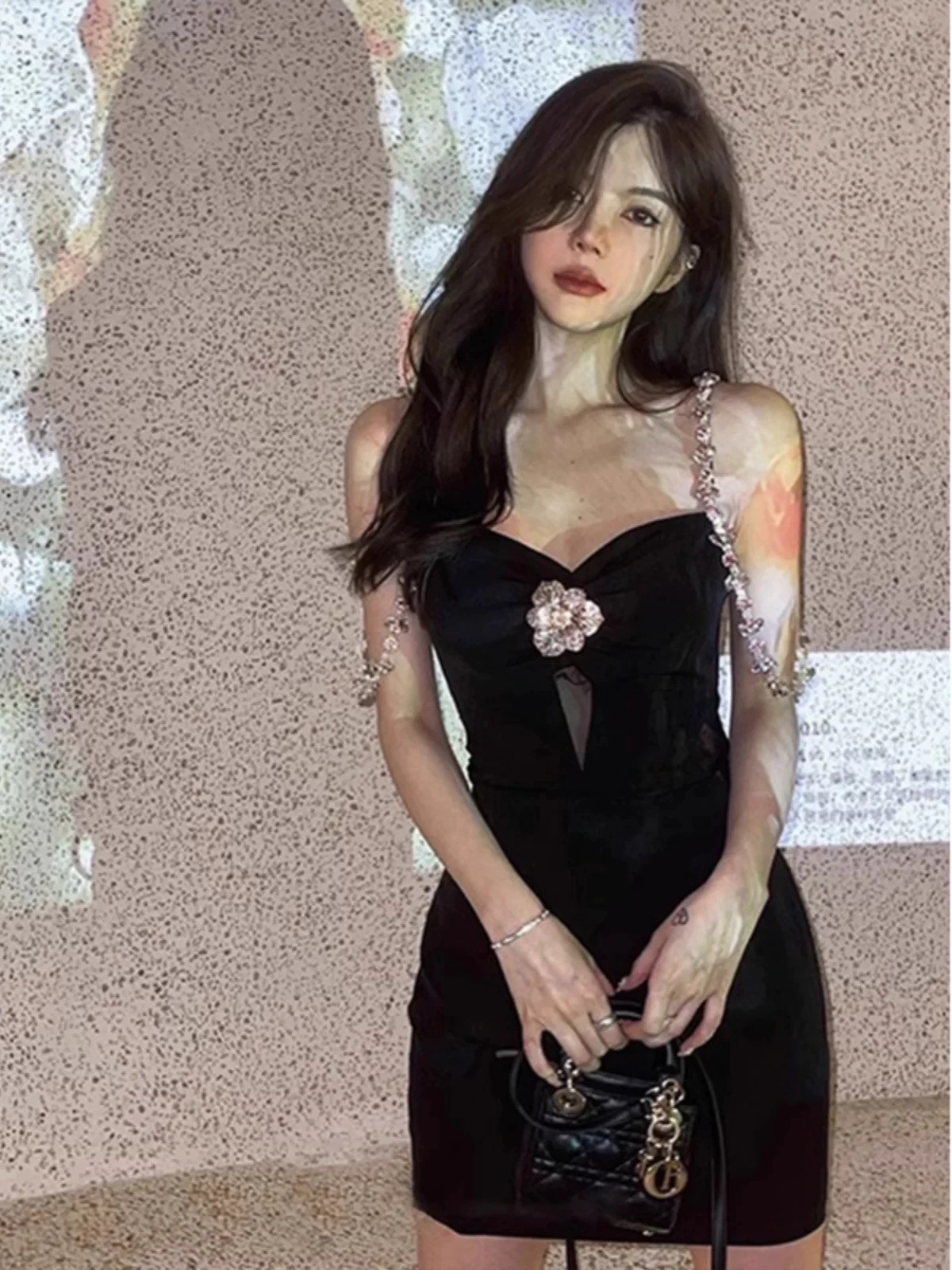 

Лето 2025: Корейская модная женская короткая юбка с высокой талией, с вырезами и массивными цепями, сексуальная, трендовая